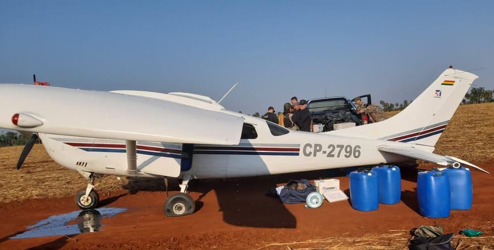 La cocaína fue transportada en bidones de combustible en una aeronave Cesna 206, matrícula CP-2796. Foto: Gentileza.