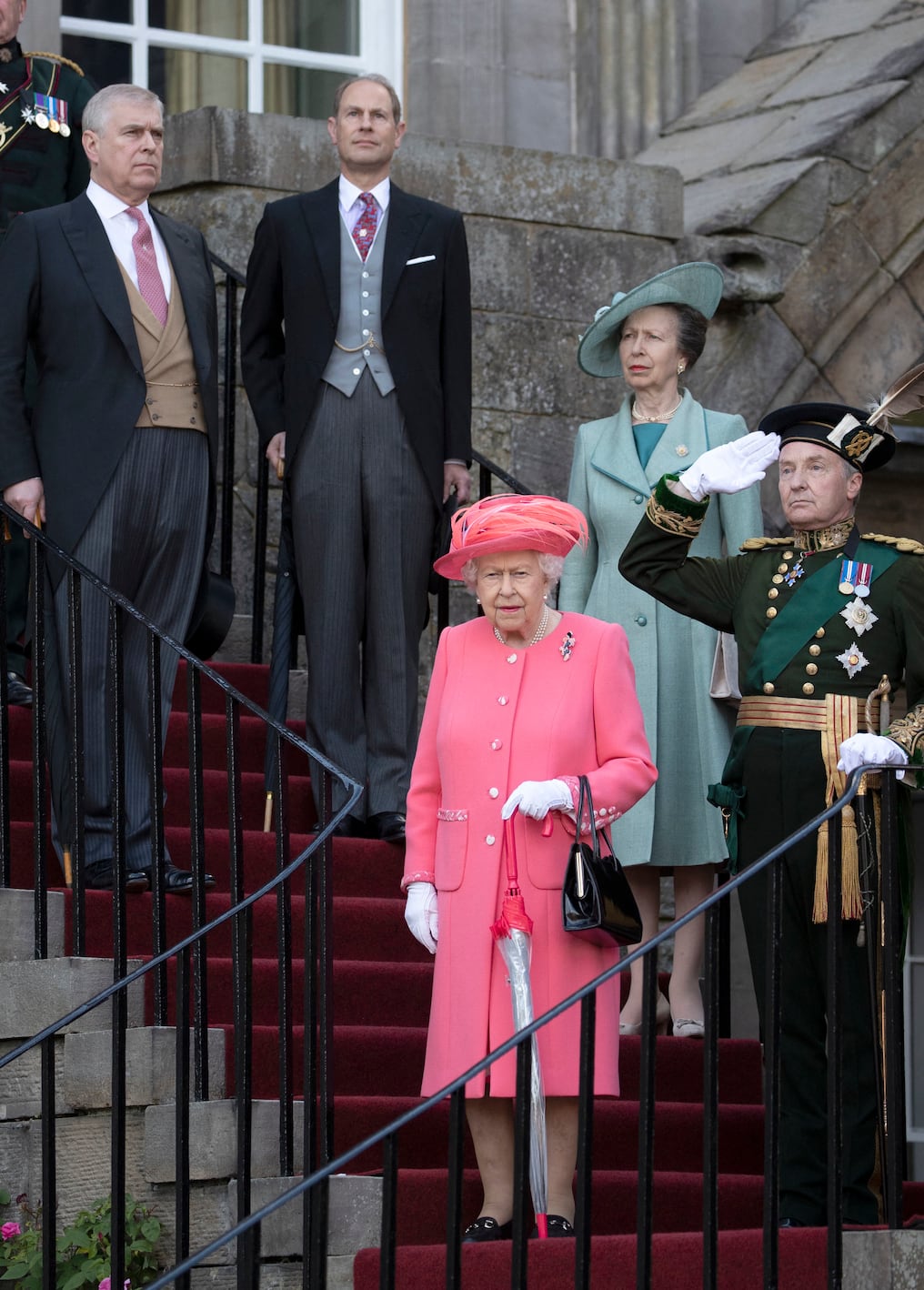 La reina Isabel II con sus hijos Andrés, Eduardo y Ana, en 2019. Foto: AFP.