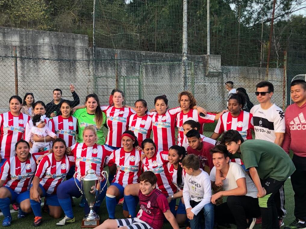 El equipo de paraguayas se consagró vencedor del torneo de fútbol 8 femenino y se llevó el trofeo “Las Leonas”. Foto: Gentileza.