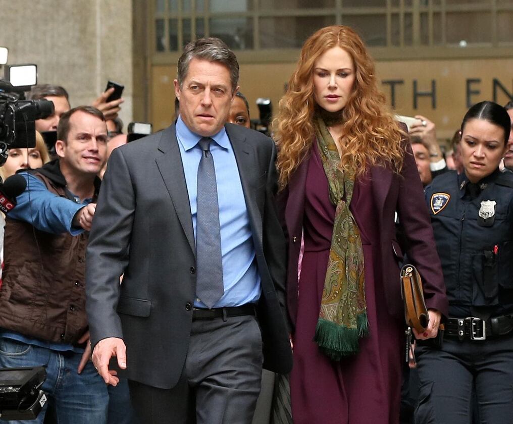 Nicole Kidman es la esposa de un oncólogo infantil, Hugh Grant, al que encuentran sospechoso del asesinato de una mujer y madre de dos niños. El thriller trata de jugar con la incertidumbre de si realmente es el asesino o no, mientras van saliendo a la luz las pistas del caso. Foto: HBO.