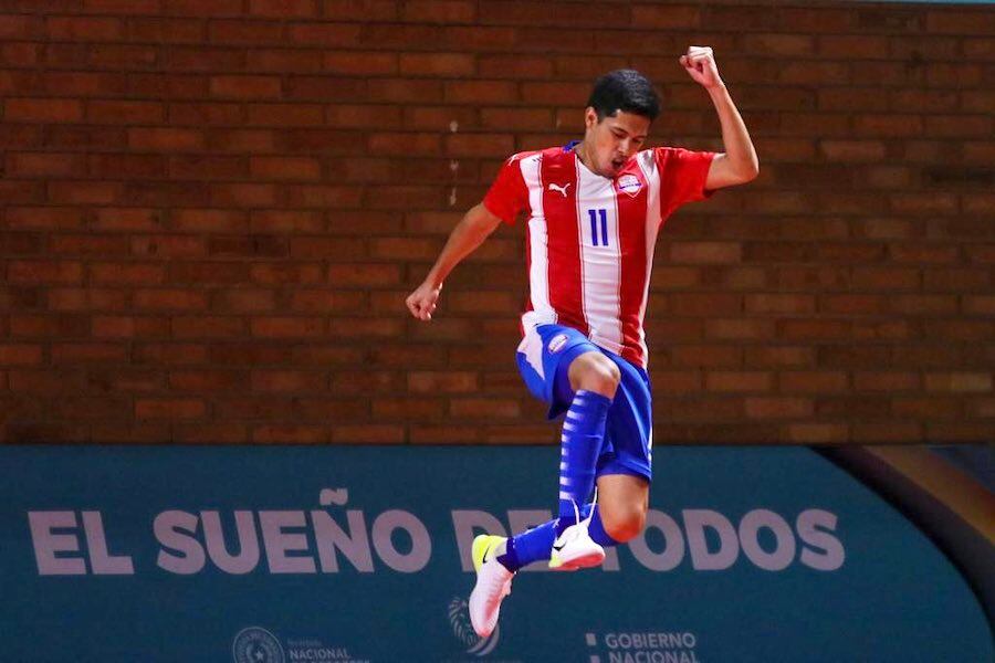El festejo de Francisco Martínez, uno de los goleadores de anoche.FOTO:APF