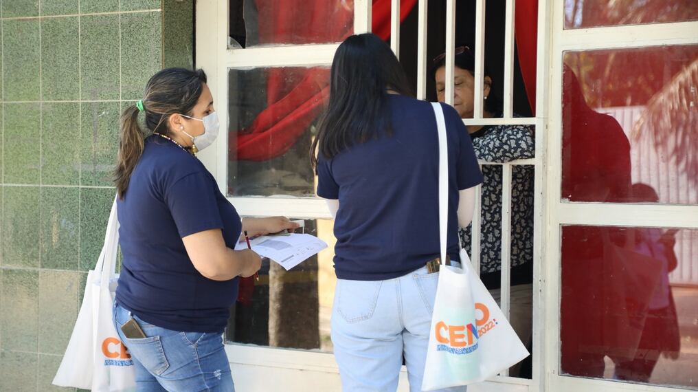 En la jornada de este sábado los voluntarios del INE debidamente identificados con credenciales realizaron el censo experimental como prueba. Foto: Gentileza.