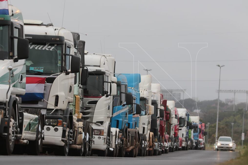Los camioneros reclaman una ley de fletes al Congreso Nacional y realizaron cierres de rutas en diferentes puntos del país. Foto: Eduardo Velázquez.
