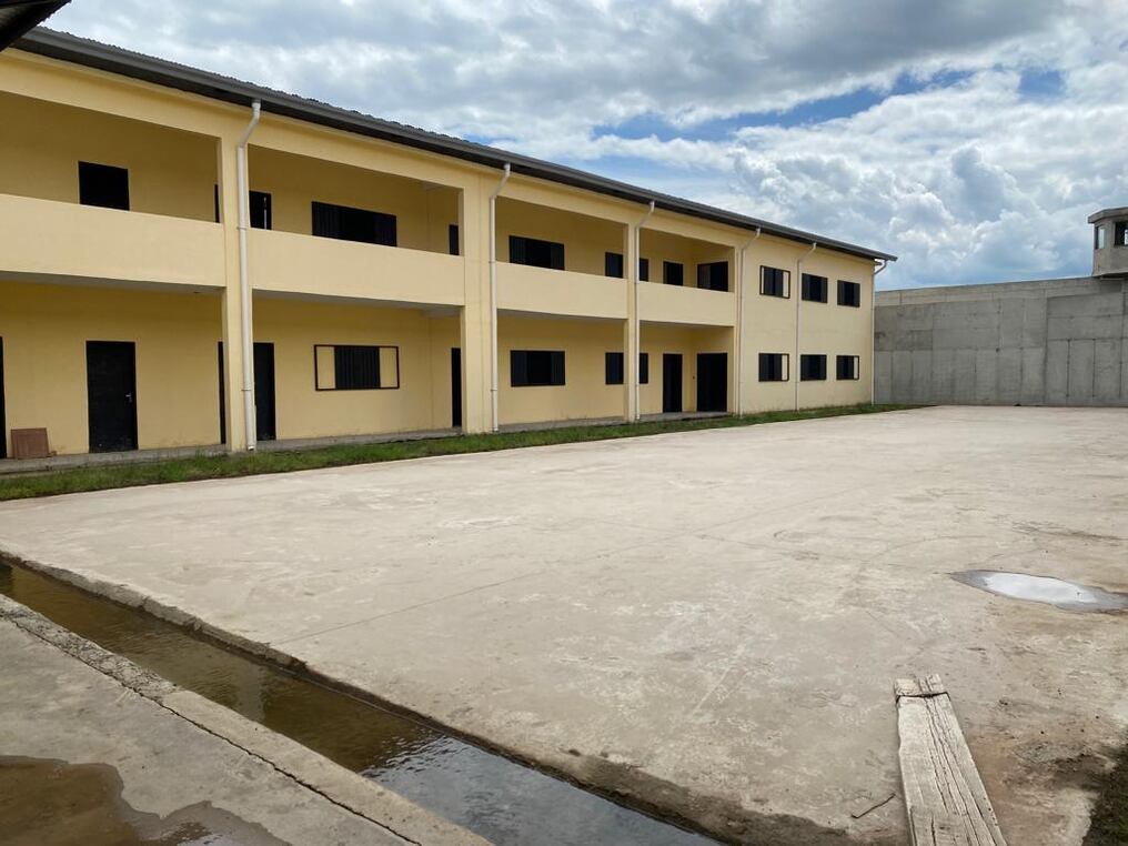 La misma se aproxima al 90% de avance general y consta de 8 módulos, de los cuales uno es el de alta seguridad. La inversión final de la construcción es de G. 74.426.275.623. Foto: Gentileza.