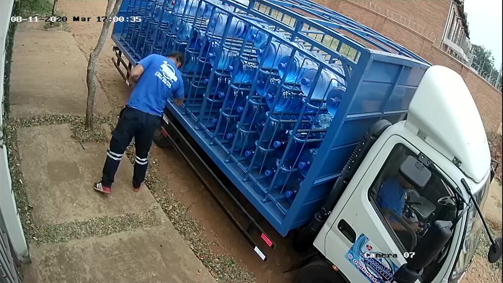 Un circuito cerrado registró cuando un distribuidor de bidones de agua se sonó la nariz y se limpió la mano por su pantalón. Foto: Gentileza.