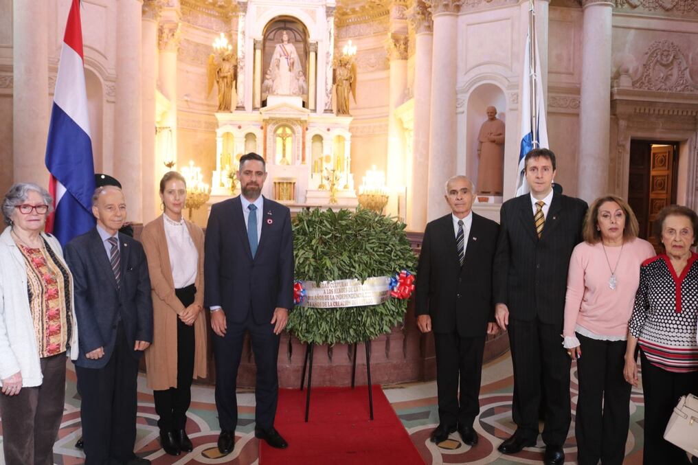 En el Panteón de los Héroes conmemoraron los 211 años de independencia del Paraguay y los 74 años de creación del Estado de Israel, acto organizado en conjunto por Cacopi y la Sociedad Cultural Amigos de Israel. Foto: Gentileza.