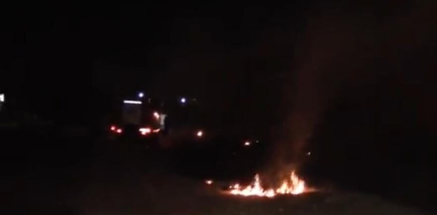 Las llamas se propagaron rápidamente y otros pobladores tuvieron que llamar a los bomberos. Foto: Captura pantalla.