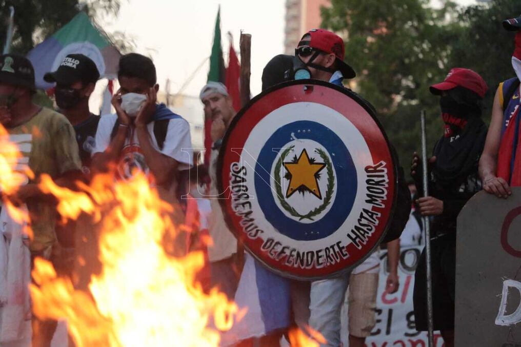 Los reclamos siguen siendo los mismos que se realizan desde el primer día de manifestación, como el pedido de juicio político al presidente de la República, Mario Abdo Benítez, y el vicepresidente Hugo Velázquez. Eduardo Velázquez.