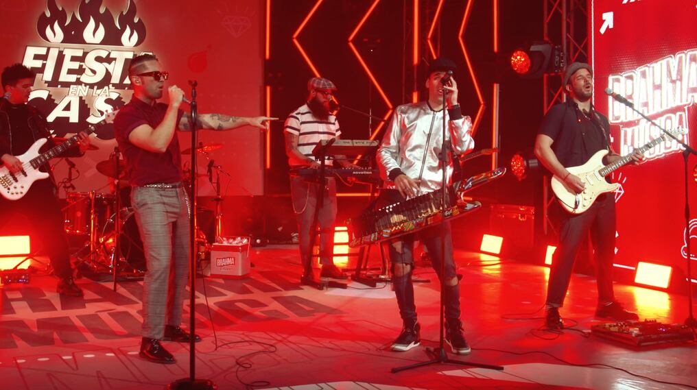 El cantante, proveniente de la cumbia, grabó nuevas versiones de “El metal” y “Amaneció lloviendo”, así como estrenó el tema “Imán de este loco”. Foto: Gentileza.
