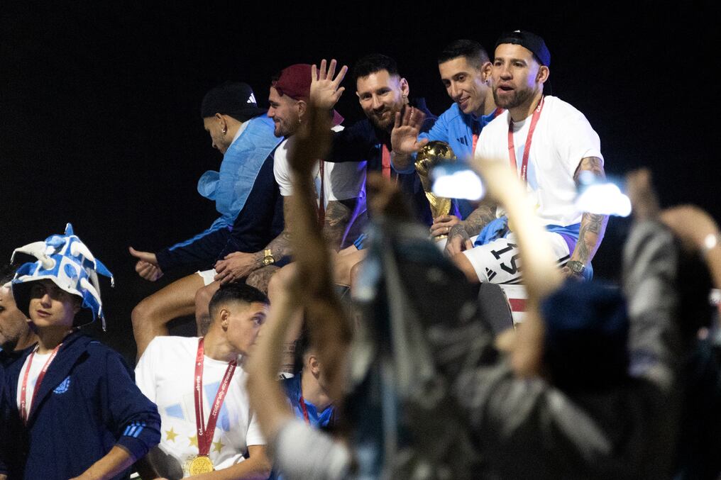 El plato fuerte de las celebraciones será el desfile de la selección por Buenos Aires a partir del mediodía, que el gobierno argentino declaró feriado nacional para facilitar los festejos. Foto: AFP.