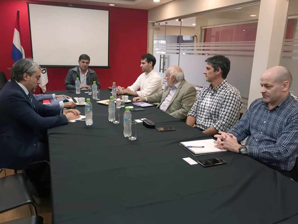 Directivos de la Cámara Paraguaya de la Industria de la Construcción (Capaco) mantuvieron ayer una reunión con representantes de empresas chilenas. Foto: Gentileza