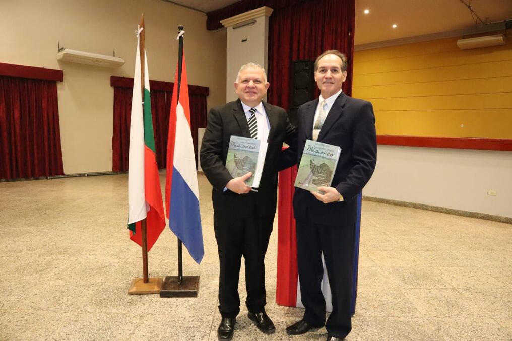 El libro es el resultado de una larga investigación de los descendientes misioneros. El material incluye una vasta descripción desde los comienzos de las reducciones jesuíticas. Los autores son Juan Emilio Escobar Schaerer del Puerto y Domingo del Puerto Gutiérrez. Foto: Gentileza.
