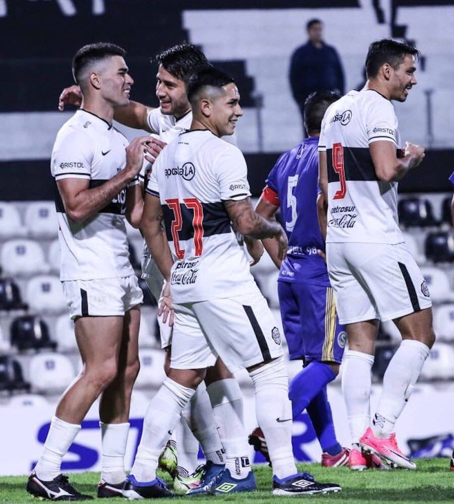 Brian Montenegro (izquierda), la figura del partido, recibe el saludo de sus compañeros en una noche de muchas conversiones.FOTO: @COPA DE PRIMERA APF