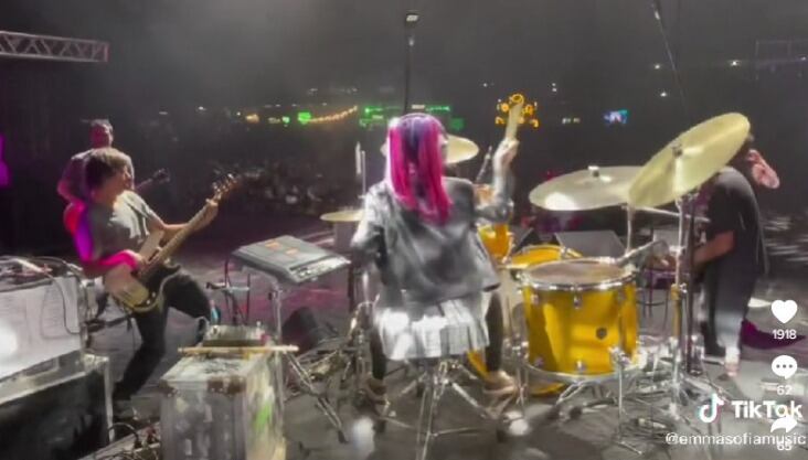 Emma Sofía tocó junto a la agrupación uruguaya La Vela Puerca y la banda nacional de rock Evas. Foto: Captura de pantalla.