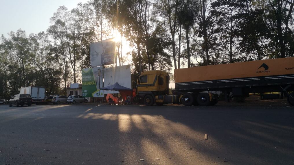 Fuerte presencia policial en el cruce Villarrica-Paraguarí, donde ayer se registraron incidentes con camioneros. La orden directa es despejar cualquier bloqueo para permitir la libre circulación. Foto: Universo 970 AM.