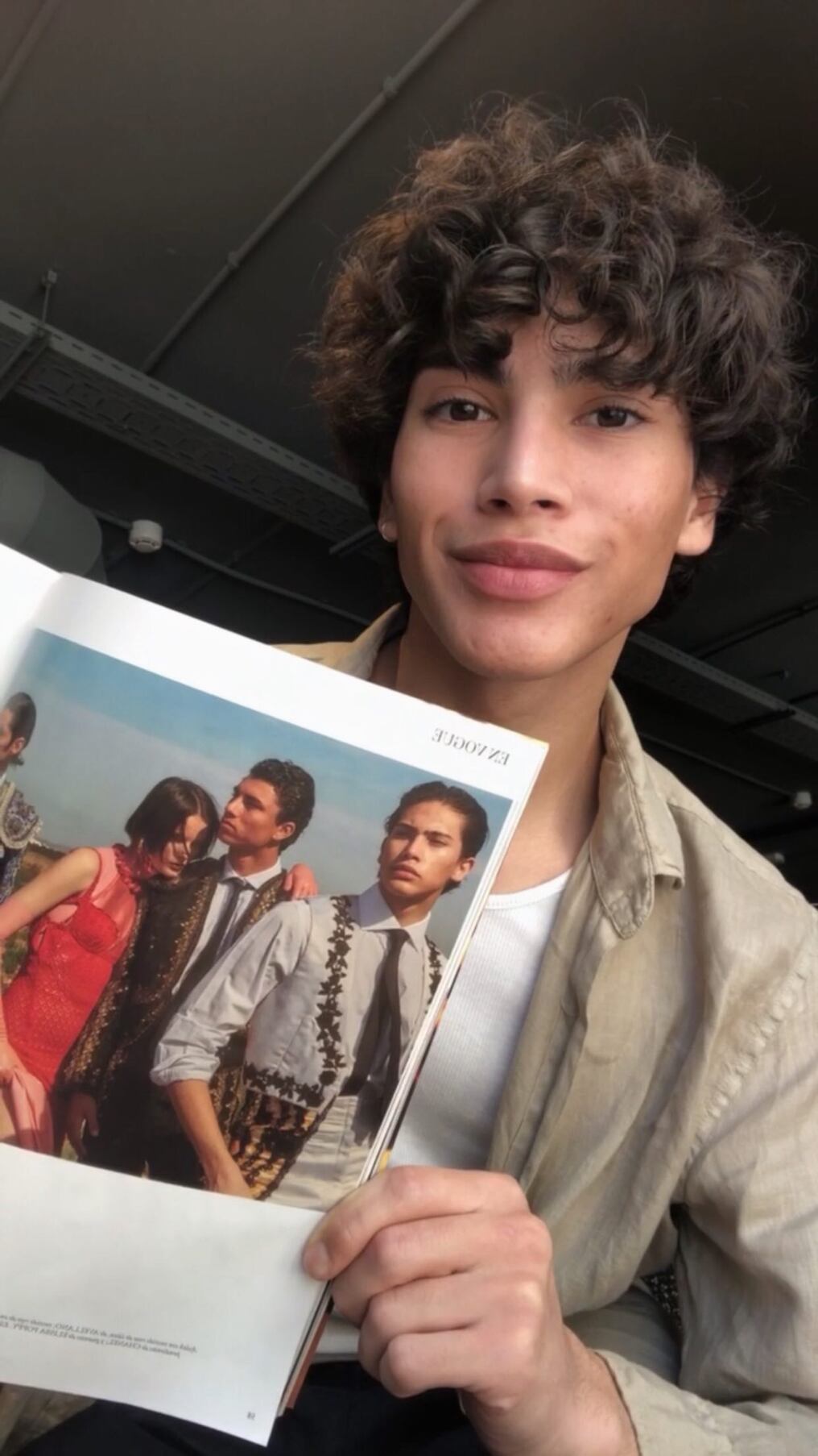 El joven Giovanni Burgos (18) migró a España a los 9 años y hoy es una figura en ascenso en el mundo de la moda. Foto: Gentileza