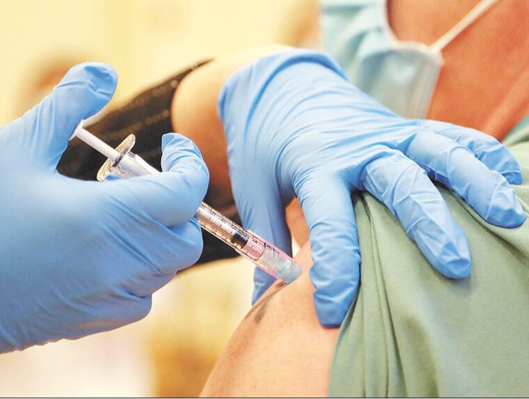 De acuerdo con datos del Ministerio de Salud, un total de 12.267 personas fueron inmunizadas hasta la fecha. Foto: AFP. 