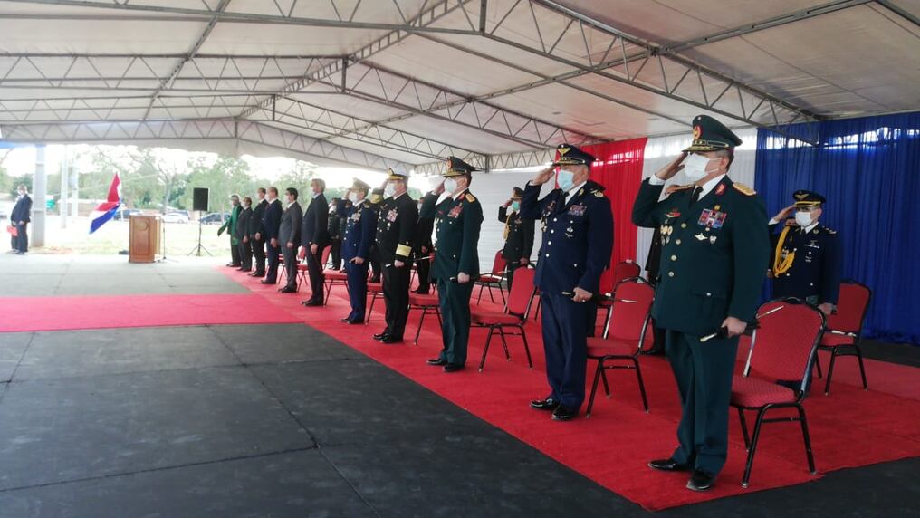 Mario Abdo Benítez, en su carácter de comandante en jefe de las FFAA participó de la ceremonia en conmemoración del nacimiento de las Fuerzas Armadas de la Nación. Foto: Gentileza.