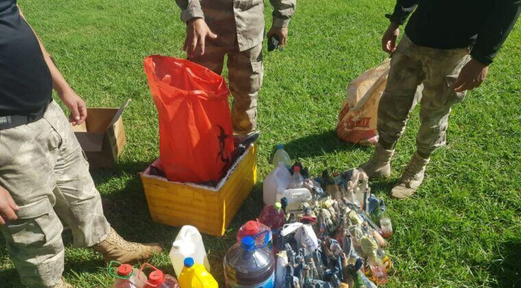 La lista de elementos incautados incluye bombas molotov, bidones y botellas con combustible, palos, antenas parabólicas convertidas en improvisados escudos, entre otros. Foto: Gentileza