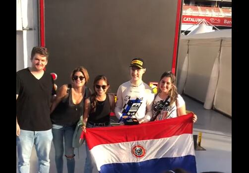 Joshua Duerksen fue recibido por compatriotas luego de su impecable performance en la FRE. Foto: Captura de video.