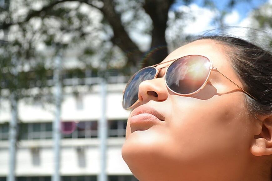 El uso de los anteojos para sol es fundamental según el Programa de Salud Ocular, especialmente aquellos que bloqueen en lo posible el 100% de las radiaciones UV y cubran completamente los ojos. Foto: Gentileza/Ilustrativa.