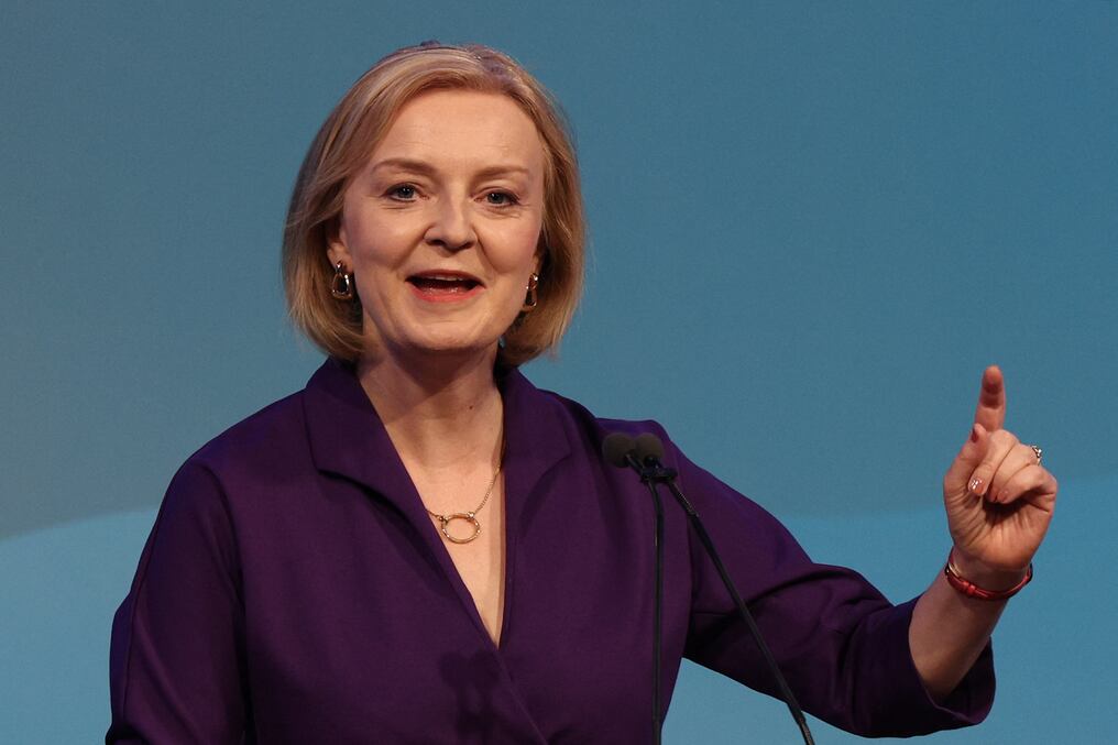 Gran admiradora de la primera ministra conservadora Margaret Thatcher, cuyas políticas ultraliberales quiere emular, Liz Truss la sucederá ahora como tercera mujer a las riendas del gobierno británico. Foto: AFP.