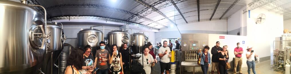 Los turistas tienen la oportunidad de conocer de la mano de los maestros cerveceros los procesos para la cocción de las cervezas. Foto: Gentileza.