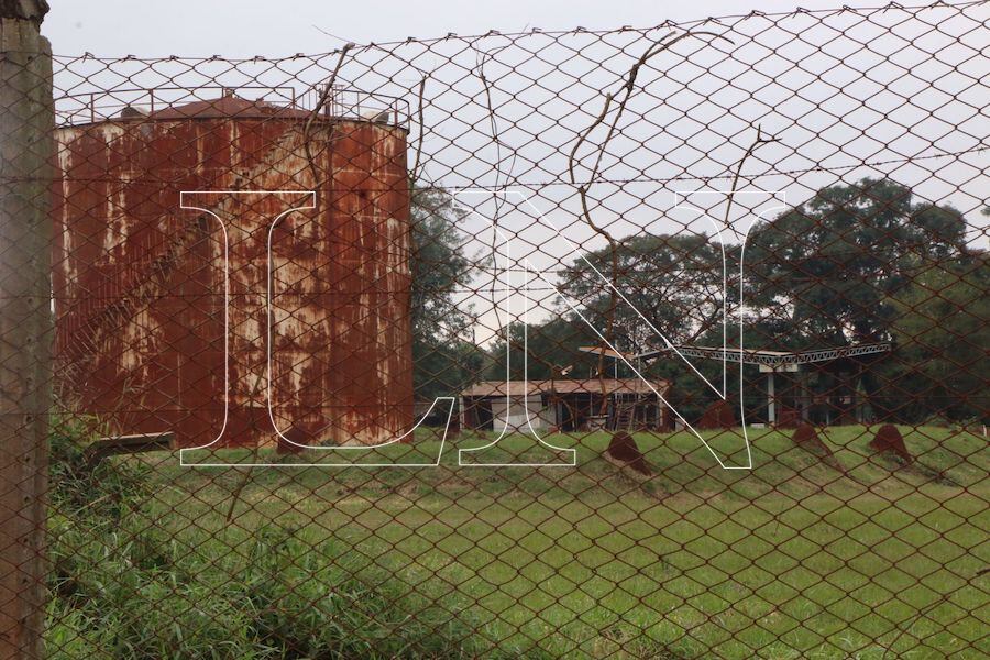 Pese a gastar casi G. 50 millones mensuales en su mantenimiento, las hormigas invaden la planta abandonada de Petropar en Hernandarias.FOTO:GUSTAVO GALEANO