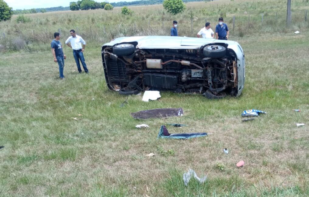 Vuelco de un minibús en Santaní ocasiona una tragedia en la que murieron cinco personas, entre ellas una bebé de un año. Foto: Gentileza.