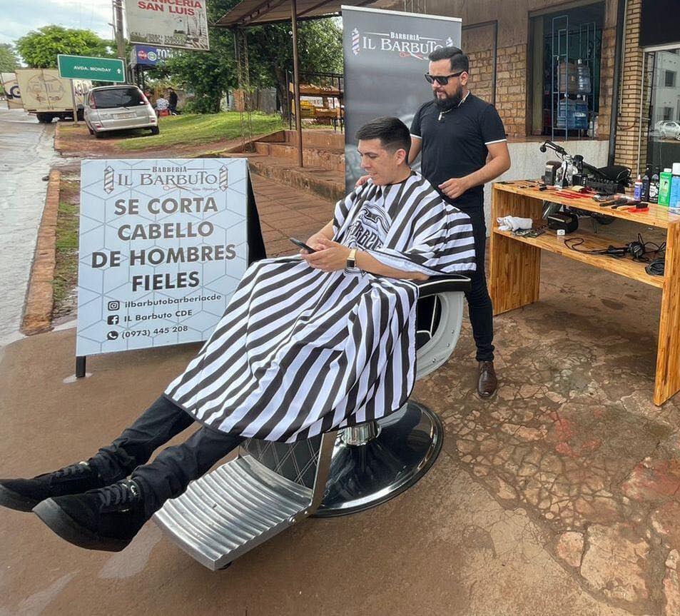 Fabio Mendoza logró captar la atención del público masculino y hoy es uno de los barberos más conocidos del Área 4 de CDE. Foto: Gentileza.