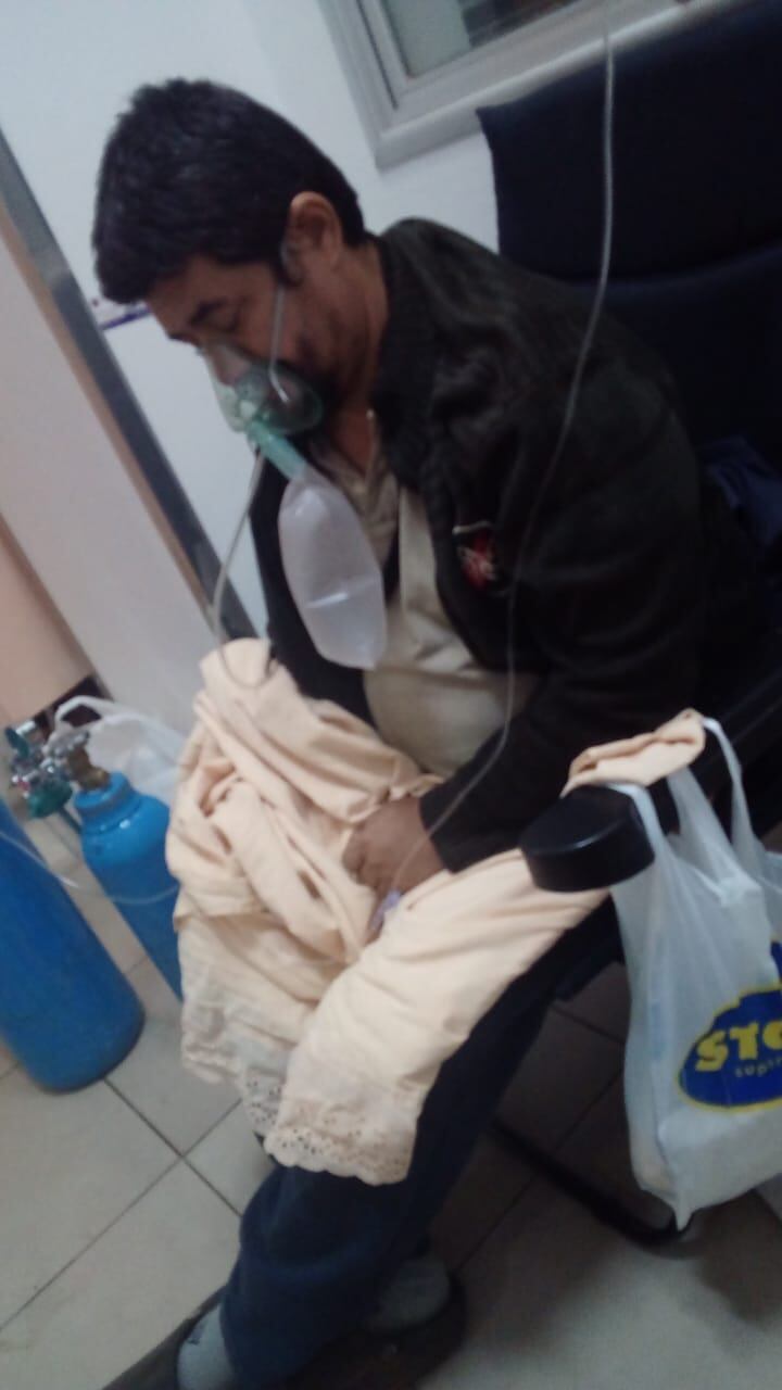 El periodista Óscar Areco está internado en el Hospital de Ingavi en una silla y necesita con suma urgencia una cama de internación. Foto: Gentileza.