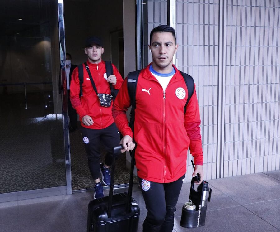 Ángel Cardozo Lucena y Richard Sánchez abandonan el hotel en Tokyo para ir a Sapporo.FOTO:APF