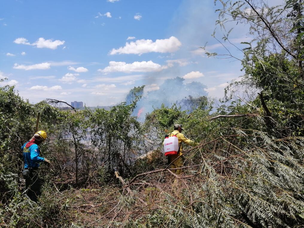 Varias compañías de bombero de Asunción se han dirigido esta siesta a sofocar un nuevo foco de incendio en el barrio San Miguel, cerca del Club Mbiguá, frente a la Costanera de Asunción. Foto: Gentileza