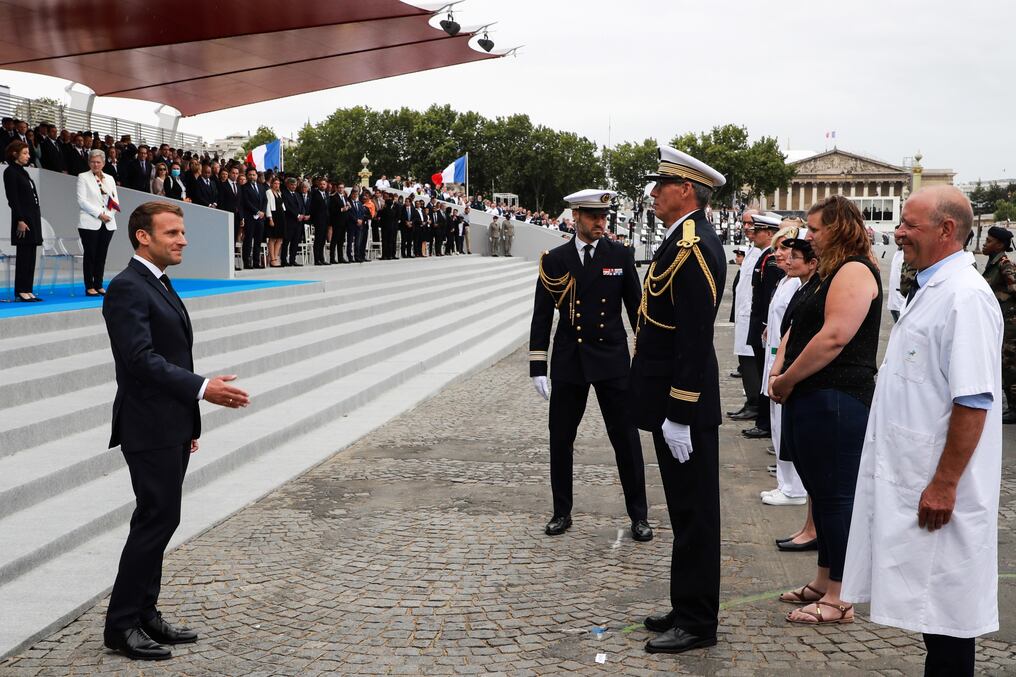 El tradicional desfile militar reunió a unos 2.000 militares y también se sumaron el personal sanitario, que fue homenajeado por el trabajado realizado contra el coronavirus. Foto: AFP.