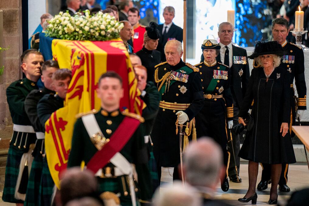 El rey Carlos III, acompañado por sus tres hermanos, encabezó la procesión que llevó el féretro de Isabel II hasta la catedral de Saint Giles en Edimburgo, capital de Escocia, donde los británicos comenzarán a despedirse de su reina. Foto: AFP.