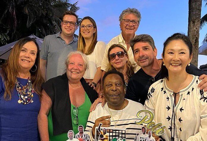 En esta imagen rescatada de las redes sociales, Pelé celebrando su último cumpleaños, en octubre del año pasado.