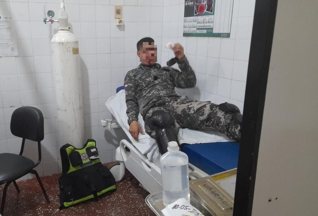 Tras un enfrentamiento entre hinchas de los clubes Cerro Porteño y Olimpia, el suboficial ayudante Carlos Ramírez quedó herido. Foto: Gentileza