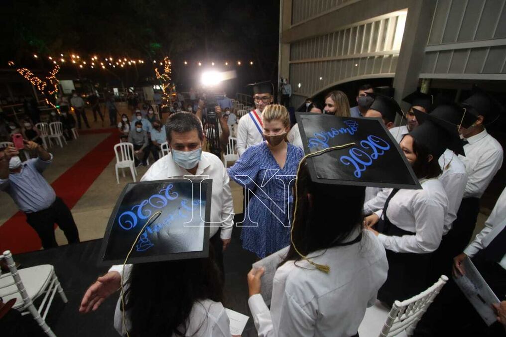 El expresidente de la República, Horacio Cartes, participó ayer de la ceremonia de graduación de la primera promoción del Centro Educativo Arambé. Foto: Eduardo Velázquez.