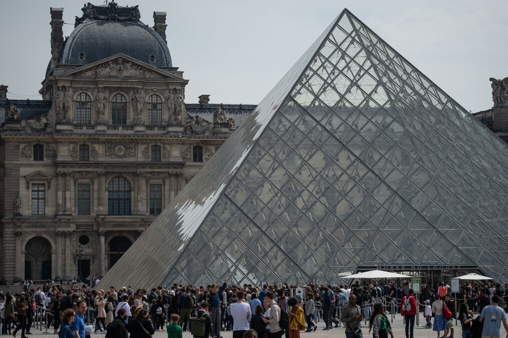 Cientos de visitantes rodean la entrada del Museo de Louvre esperando acceder a uno de los sitios turísticos más emblemáticos de la Ciudad Luz. Foto: AFP.
