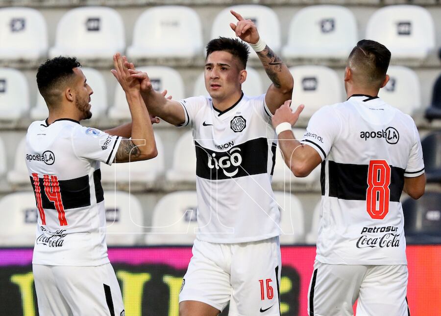 Guillermo Paiva en el festejo de su gol, el del empate 1-1. Lo celebra con Fernando Cardozo (14) y Hugo Quintana (8).FOTO:JORGE JARA