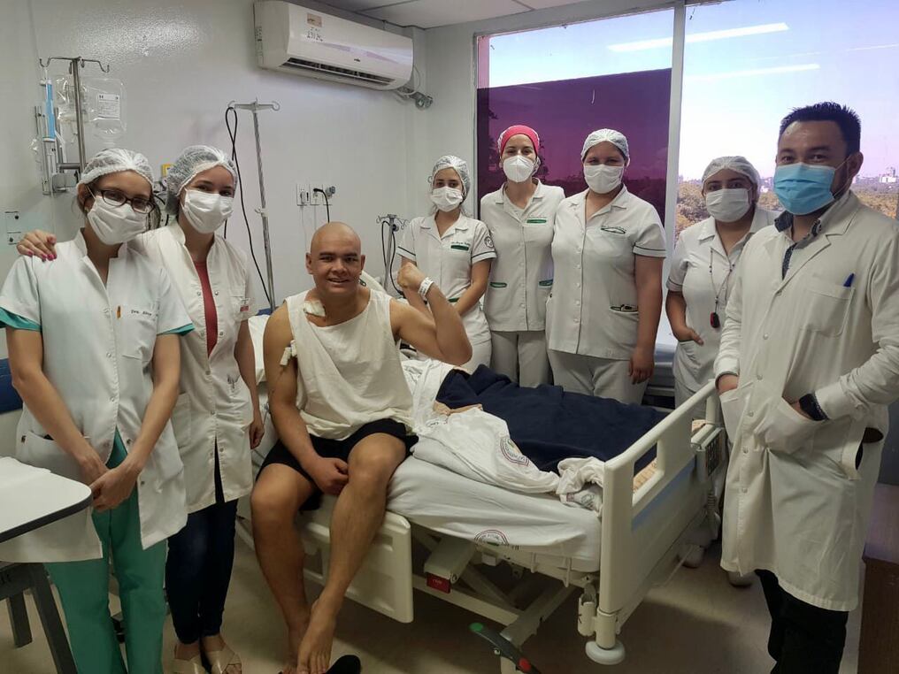 El viernes último dos pacientes trasplantados con médula ósea fueron dados de alta del Hospital Central de IPS. Foto: Gentileza.