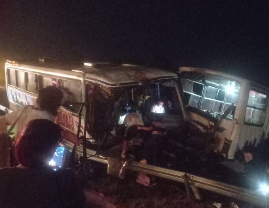 El accidente se produjo en medio de las lluvias registradas durante la madrugada de este lunes y el tránsito quedó totalmente colapsado en la zona. Foto: Gentileza.