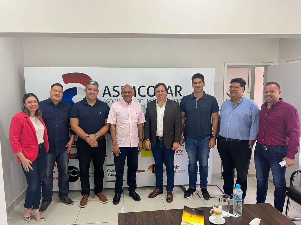 Los importadores manifestaron a Luis Fernando González, aspirante a gobernador de Central, sobre la necesidad de mayor seguridad jurídica y menor burocracia. Foto: Gentileza.