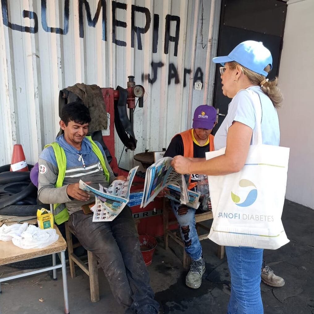 Victoria Caballero en campaña, hablando a la gente de sus propuestas. Foto: Gentileza