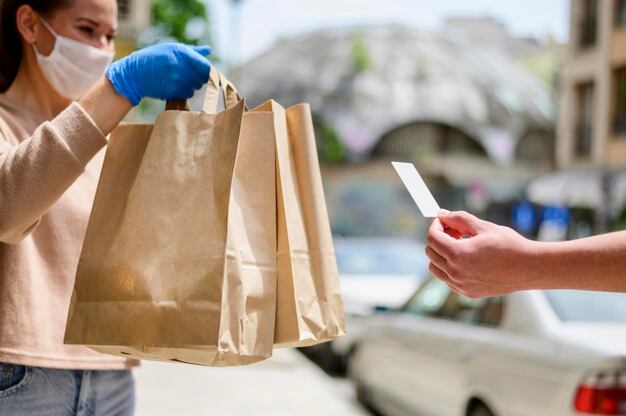 Las personas al igual que las empresas se adaptaron con las restricciones y el servicio de delivery se duplicó. Foto: ilustrativa/Gentileza.