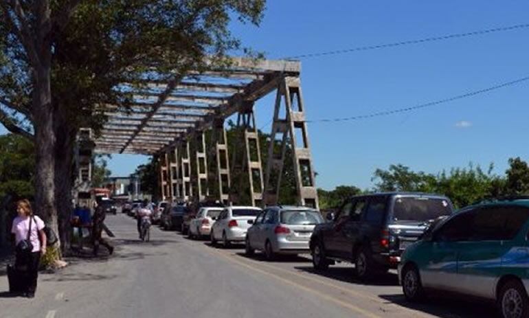 El cruce Falcón-Clorinda es el que habilitará el tránsito terrestre de pasajeros para que viajeros puedan ir a varias localidades del vecino país o viceversa. Foto: Archivo.
