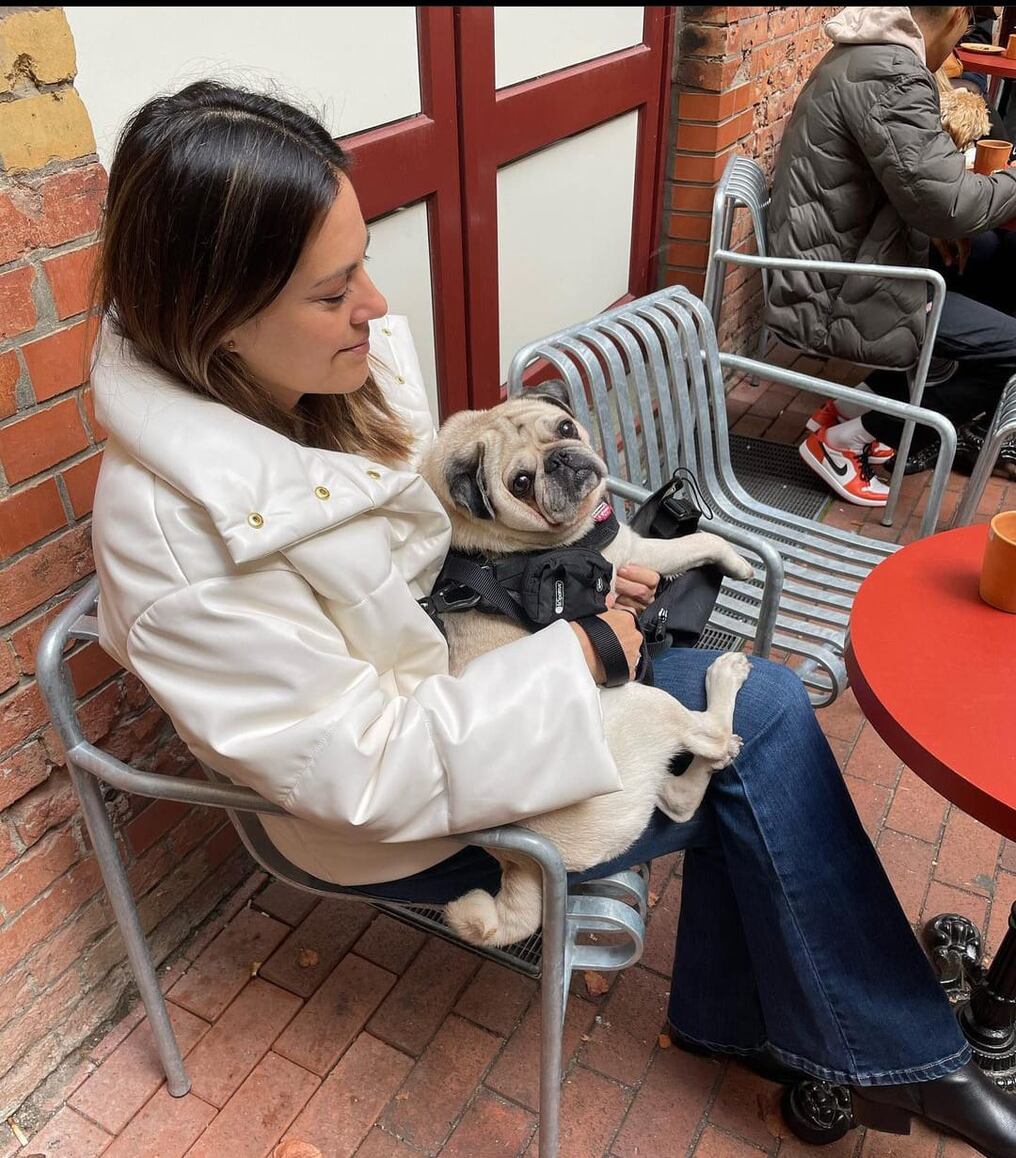 Vivian Benítez con Etienne, un encantador pug. Foto: Gentileza.