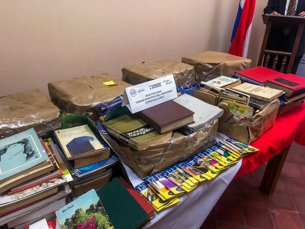 Los 400 libros de temas varios vienen en dos lotes que, si bien la gran mayoría permanecerá en UPIE, también compartirán un porcentaje destinado a la Penitenciaría Granja Ko’ê Pyahu. Foto: Gentileza.