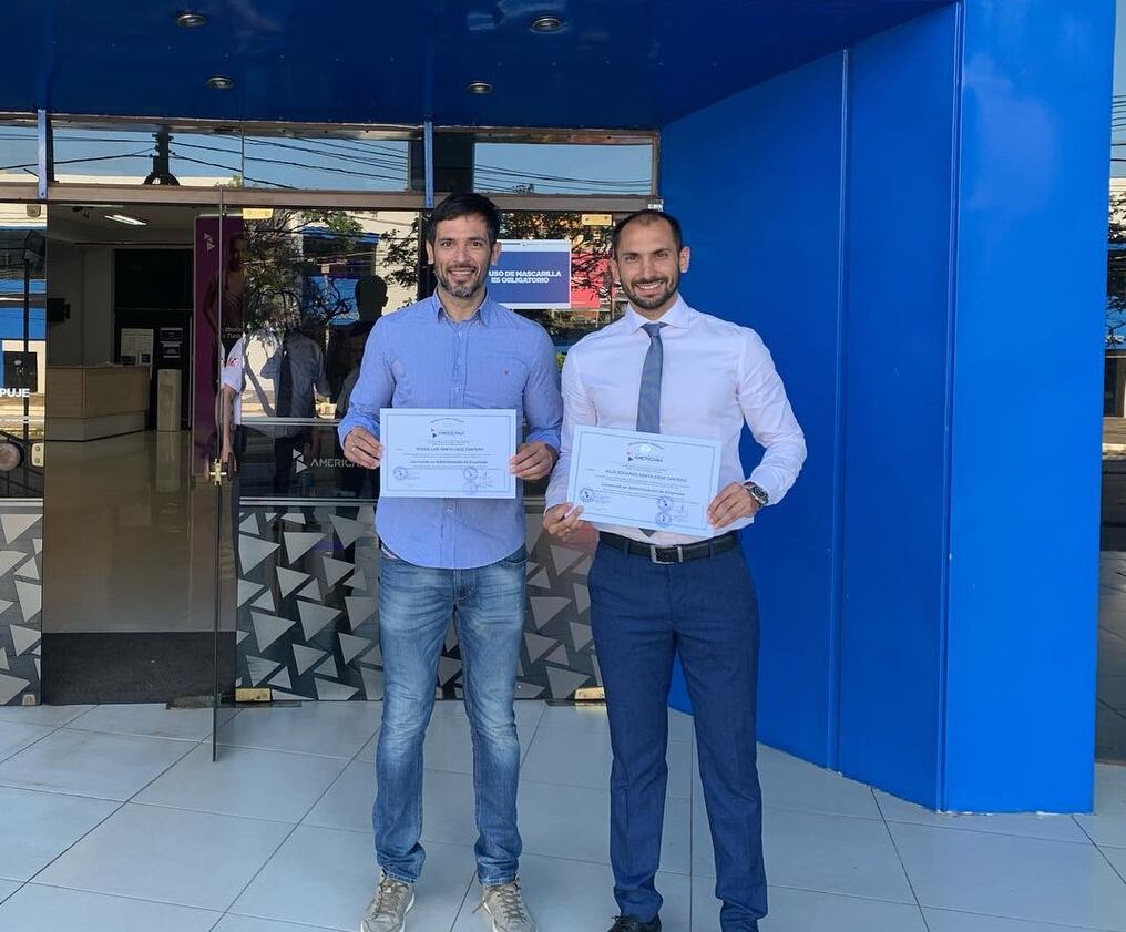 Roque Santa Cruz y su hermano Julio, los flamantes licenciados en administración de empresas. Foto: Instagram.