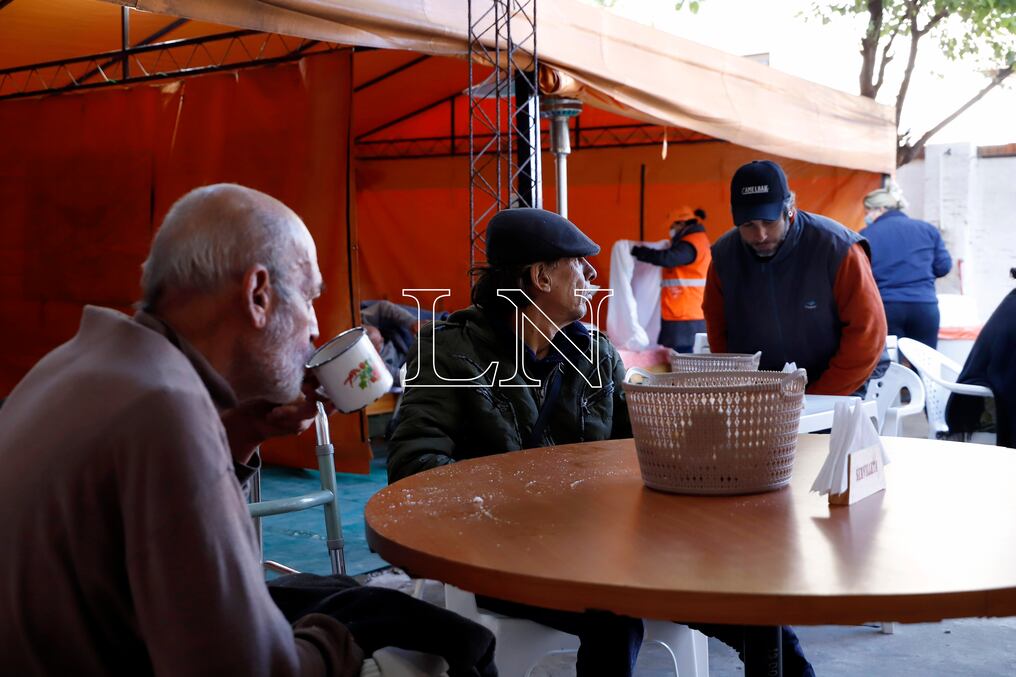 Las personas en situación de calle que llegan hasta el albergue reciben sanitación, abrigo, comida caliente, cama y ducha. Foto: Christian Meza.